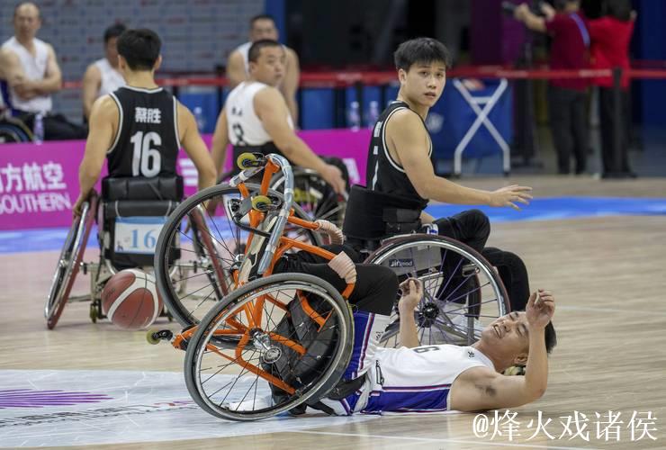 轮椅篮球赛场温暖一幕:摔倒运动员获众人协助扶起 轮椅篮球赛场温暖一幕:摔倒运动员获众人协助扶起